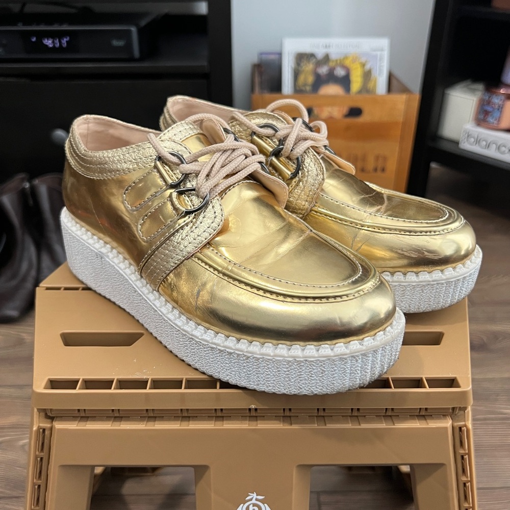Forever 21 women’s sz 6 sneaker.